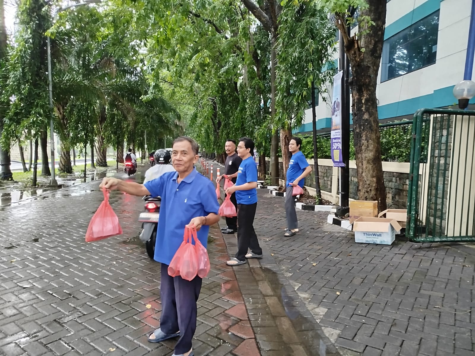 Spreads Kindness Through Takjil Distribution fo...